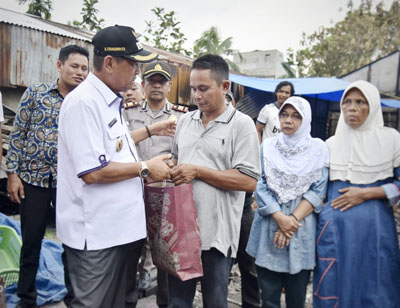 Serahkan Bantuan Bagi Korban Kebakaran, Wabup Inhil Turut Prihatin